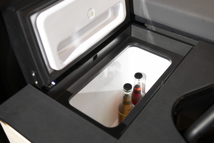 Die versenkte Kühlbox fasst 16 Liter und ist tief genug für Weinflaschen. (Bild: Mercedes)